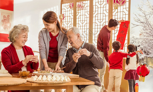 龙年大吉高清喜庆元素传统庆典东亚水平构图幸福家庭过年包饺子背景