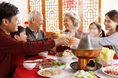 新年男人祖父关爱传统庆典幸福家庭过年吃团圆饭背景