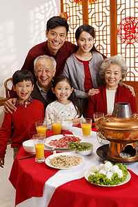 户内30多岁正面视角幸福家庭过年吃团圆饭高清图片