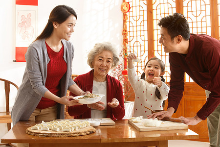 温馨快乐面食幸福家庭过年包饺子图片