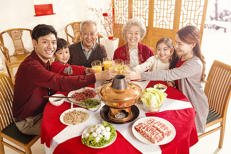 65到69岁孙辈兴奋幸福家庭过年吃团圆饭背景