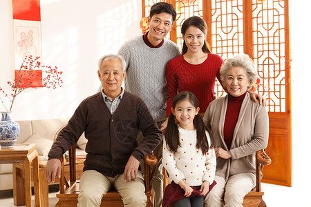 祖父母住宅房间传统幸福家庭过新年图片