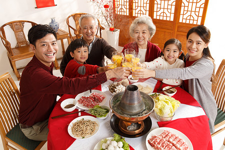 注视镜头喜庆传统节日幸福家庭过年吃团圆饭图片