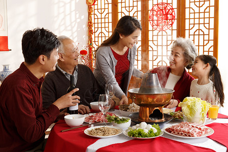 春节吃饭小孩大家庭女孩休闲装幸福家庭过年吃团圆饭背景