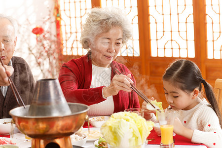 白菜元素孙女65到69岁不看镜头幸福家庭过年吃团圆饭背景