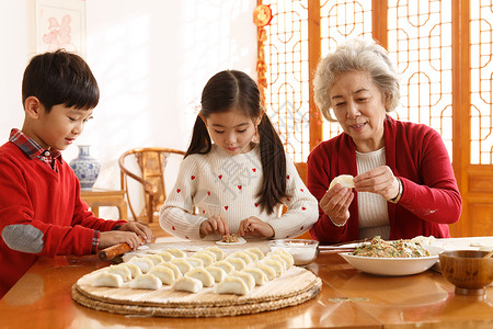 老人教孩子们学包饺子高清图片