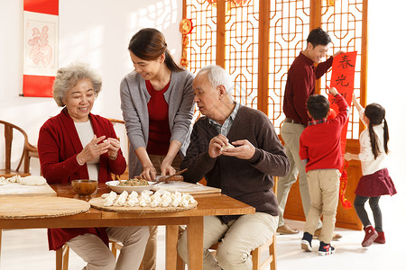 女人欢乐传统幸福家庭过年包饺子图片