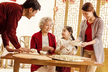 中年人天真春联幸福家庭过年包饺子图片