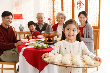 孙辈摄影水平构图小女孩过年端着饺子高清图片