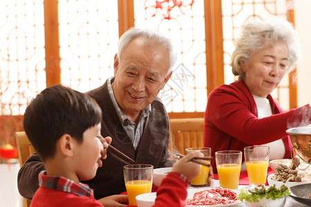 亚洲隔辈亲祖父母幸福家庭过年吃团圆饭图片