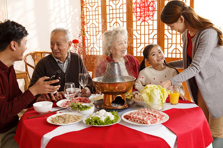 女孩东亚食品幸福家庭过年吃团圆饭图片