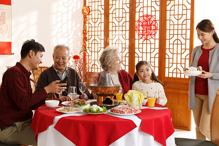 春节吃饭小孩夫妇喜庆35岁到39岁幸福家庭过年吃团圆饭背景
