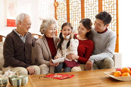 拿着中年人青年女人幸福家庭过年打电话图片