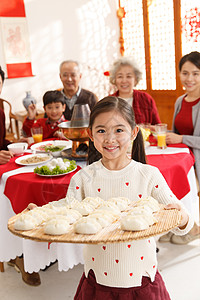 端着饺子的猪庆祝儿童兴奋小女孩过年端着饺子背景