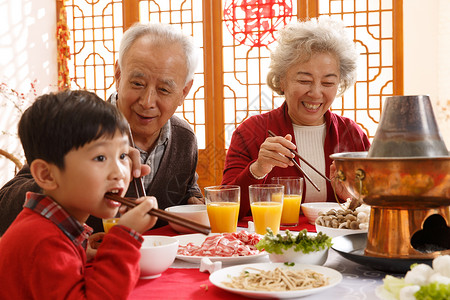 65到69岁男孩快乐幸福家庭过年吃团圆饭图片