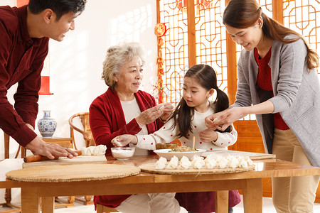 住宅房间满意60多岁幸福家庭过年包饺子图片