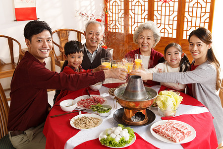温馨青年女人中年人幸福家庭过年吃团圆饭图片