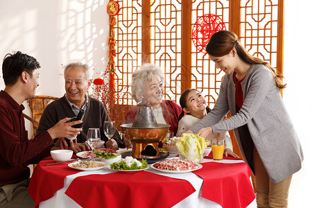 新年前夕人肉幸福家庭过年吃团圆饭图片