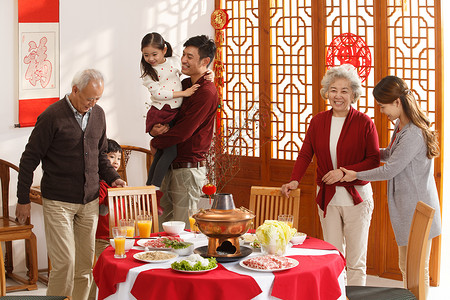 祖母庆祝5到6岁幸福家庭过年吃团圆饭图片