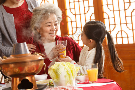 春节温馨节日幸福家庭过年吃团圆饭高清图片