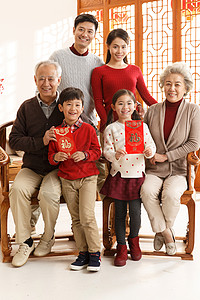 压岁钱孙子垂直构图幸福家庭过新年图片