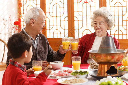 祖父母玻璃杯人幸福家庭过年吃团圆饭图片