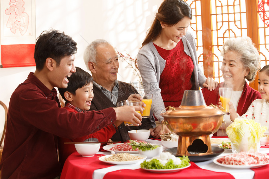 拿着愉悦男人幸福家庭过年吃团圆饭图片