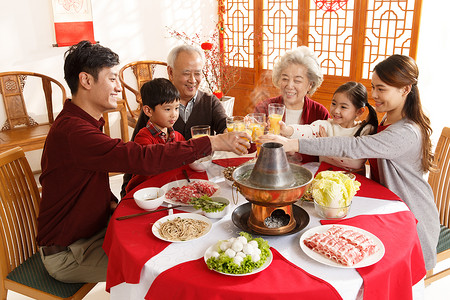 幸福家庭过年吃团圆饭图片