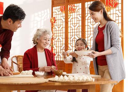 60多岁孙辈元旦幸福家庭过年包饺子图片