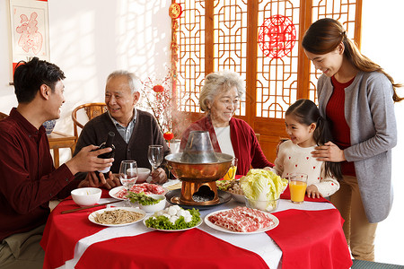 文化女儿温馨家园幸福家庭过年吃团圆饭图片