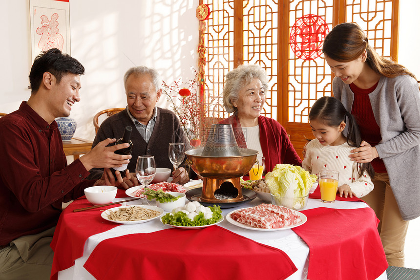 庆祝玻璃杯兴奋幸福家庭过年吃团圆饭图片