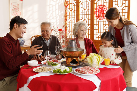 庆祝玻璃杯兴奋幸福家庭过年吃团圆饭图片