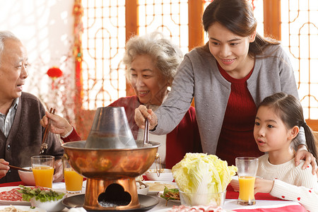 快乐休闲装四个人幸福家庭过年吃团圆饭图片