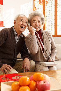 高清免抠橙子成年人女人春节老年夫妇打电话背景