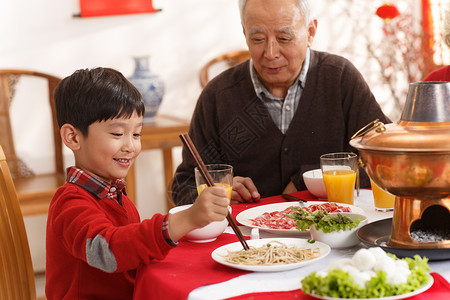 户内享乐筷子幸福家庭过年吃团圆饭高清图片
