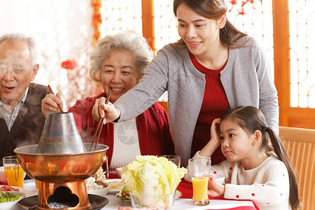 食品户内幸福家庭过年吃团圆饭图片