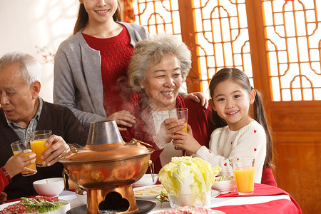 白菜元素祝福三代同堂老年人幸福家庭过年吃团圆饭背景