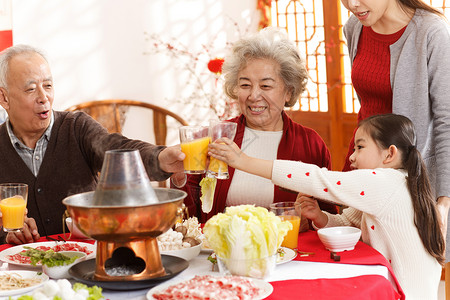 白菜元素青年人满意饮料幸福家庭过年吃团圆饭背景