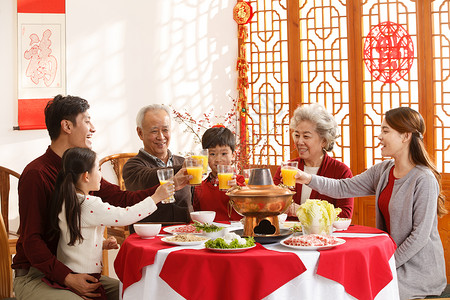 温馨家园肉毛衣幸福家庭过年吃团圆饭图片