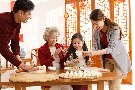 食品彩色图片庆祝幸福家庭过年包饺子图片
