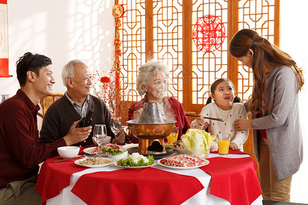 联系饮食新年前夕幸福家庭过年吃团圆饭高清图片