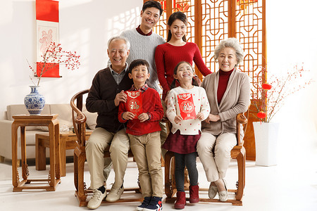 数红包的男孩满意亚洲老年人幸福家庭过新年背景