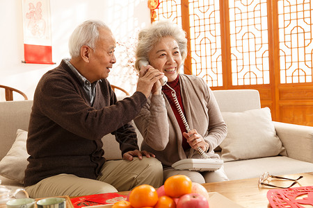 幸福老年伴侣老年男人老年夫妇打电话图片