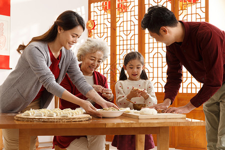 儿童户内传统文化幸福家庭过年包饺子图片