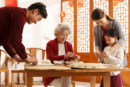 青年人可爱的女人幸福家庭过年包饺子图片