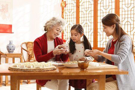 吃饺子的孩子食品三个人新年前夕幸福家庭过年包饺子背景