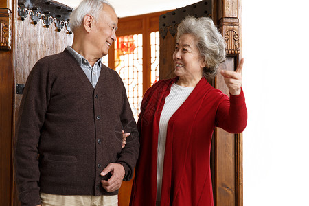 迎接传统文化满意幸福的老年夫妇图片