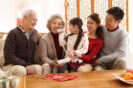 元旦快乐摄影图海报毛衣五个人摄影幸福家庭过年打电话背景