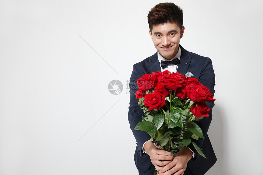 求婚领结开端青年男人拿着玫瑰花图片