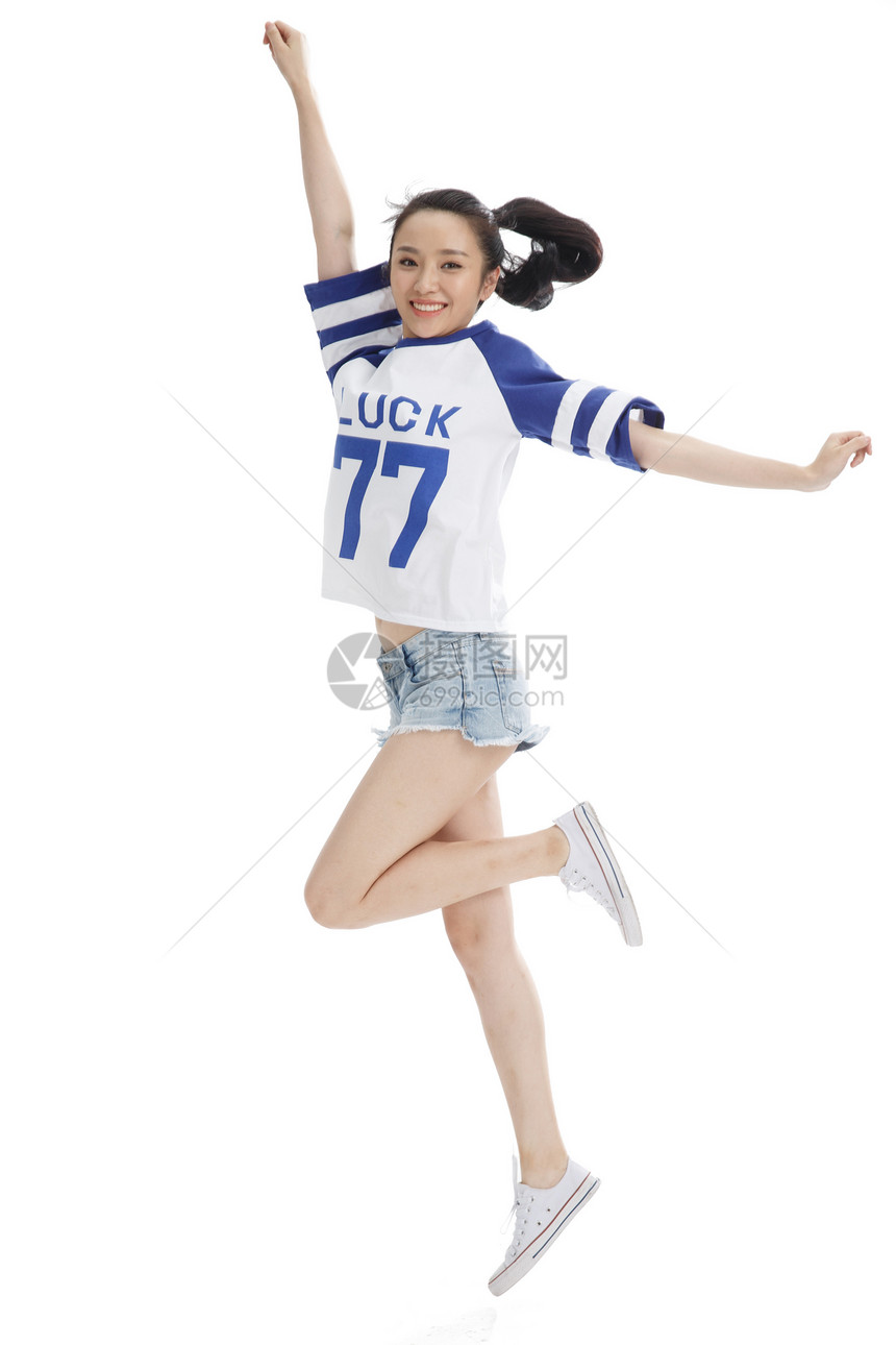 摄影热情青年女人跳跃的年轻女人图片